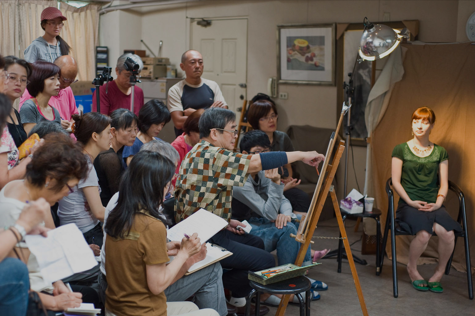 Yim Mau-Kun teaching at Twin Bridge Art Studio in Taipei, 2012